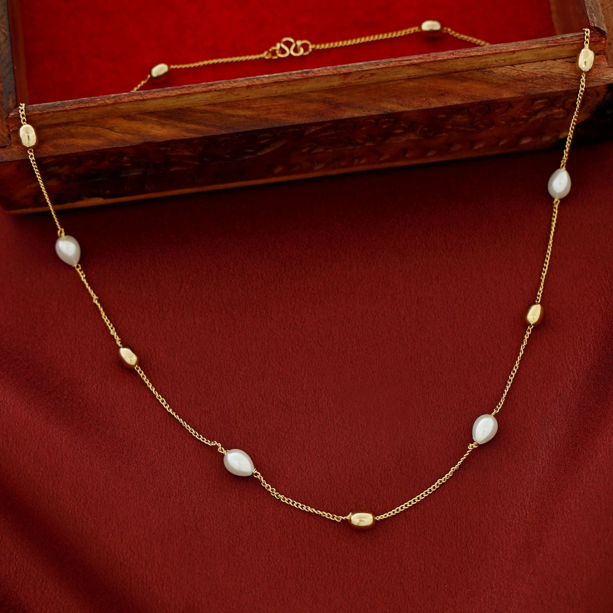 Collar de perlas con cuentas doradas