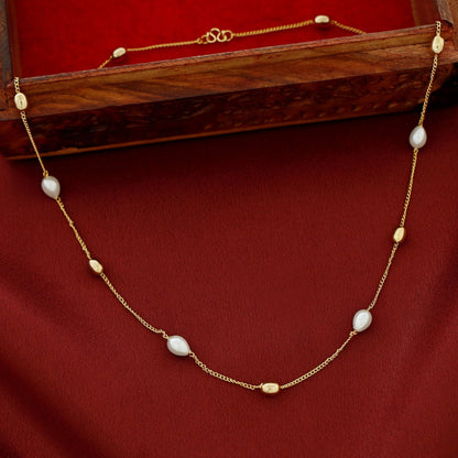 Collar de perlas con cuentas doradas