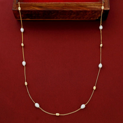 Collar de perlas con cuentas doradas