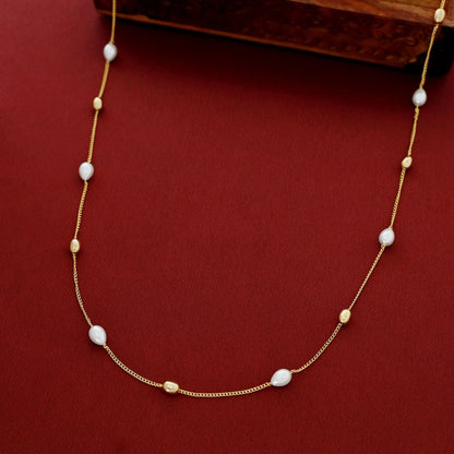 Collar de perlas con cuentas doradas