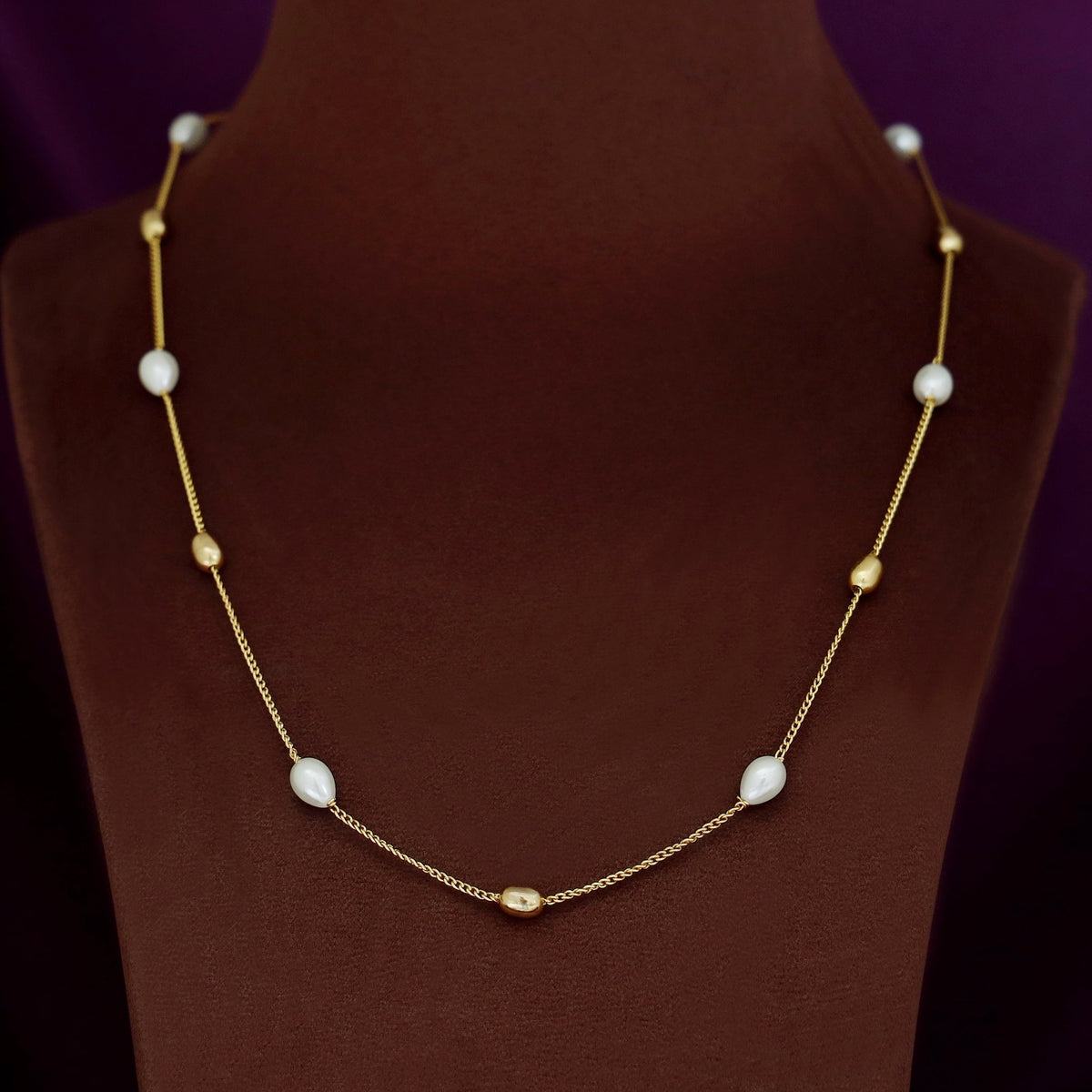 Collar de perlas con cuentas doradas