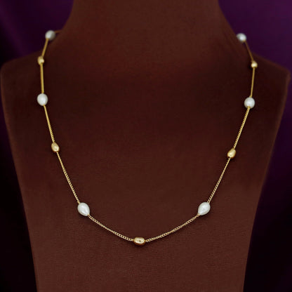 Collar de perlas con cuentas doradas
