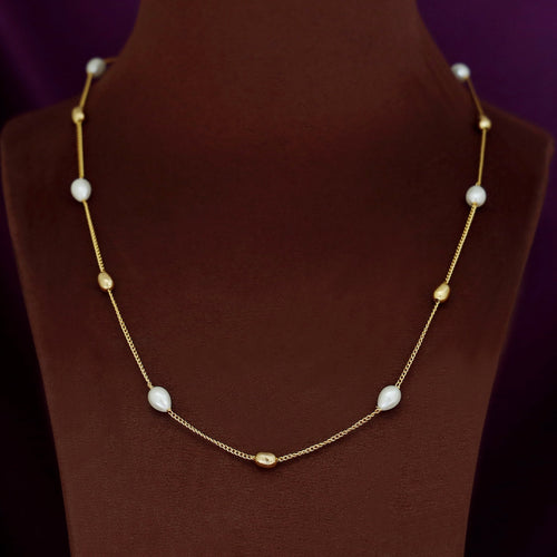 Collar de perlas con cuentas doradas