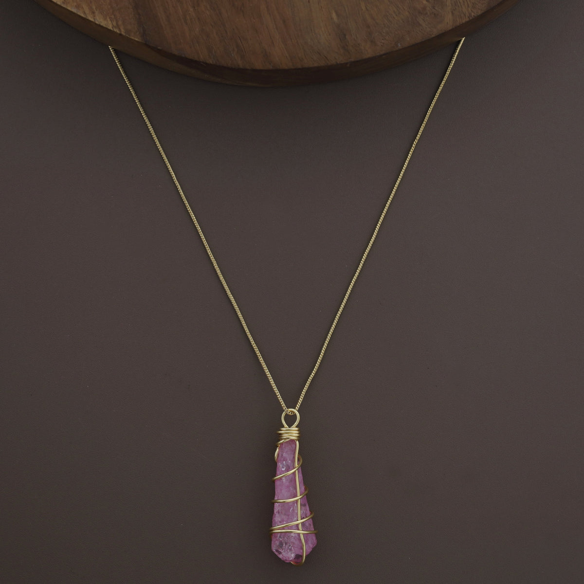 Collar de piedra teñida unida