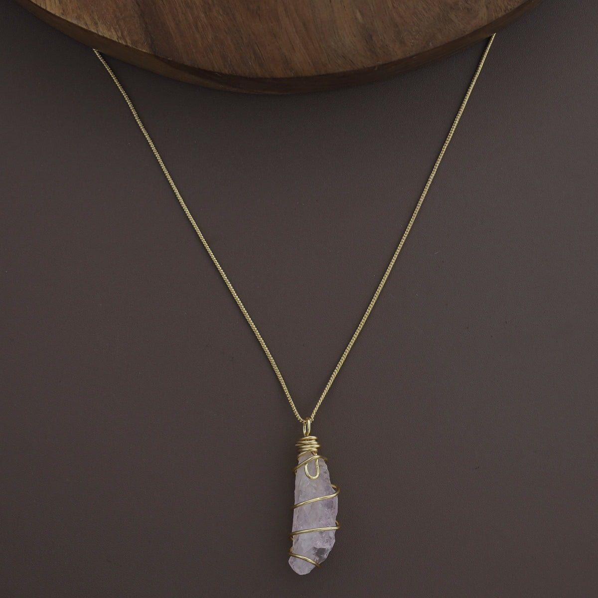 Collar de piedra teñida unida