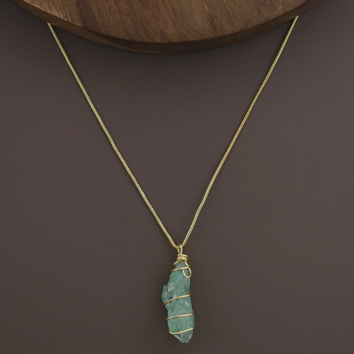 Collar de piedra teñida unida