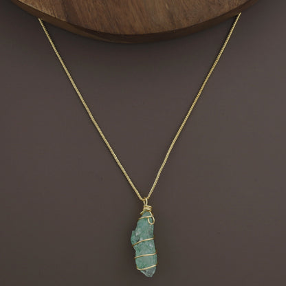 Collar de piedra teñida unida