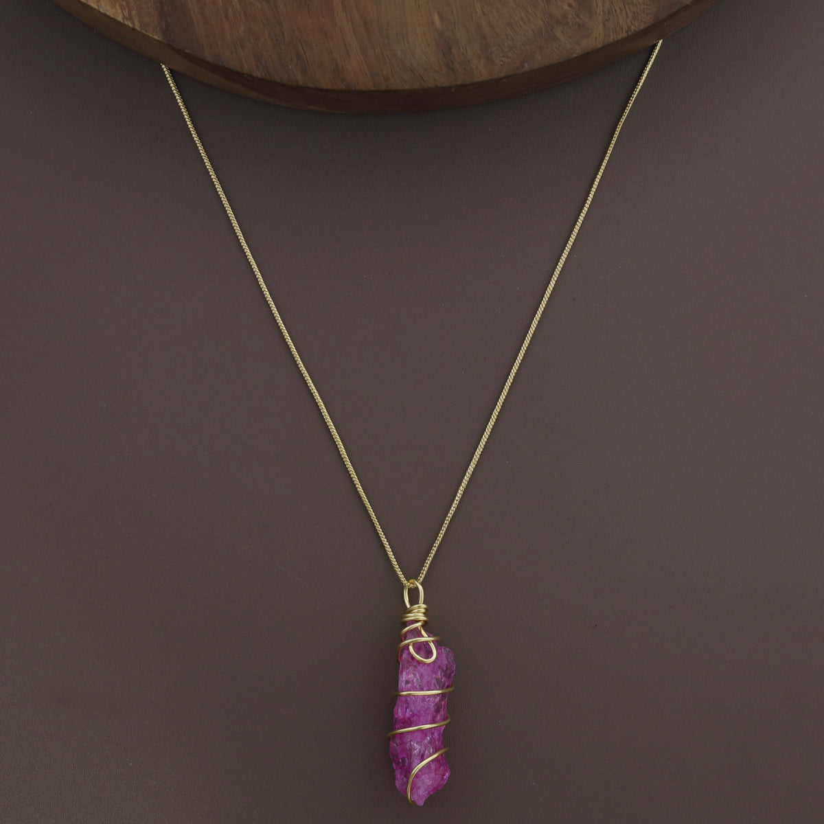 Collar de piedra teñida unida