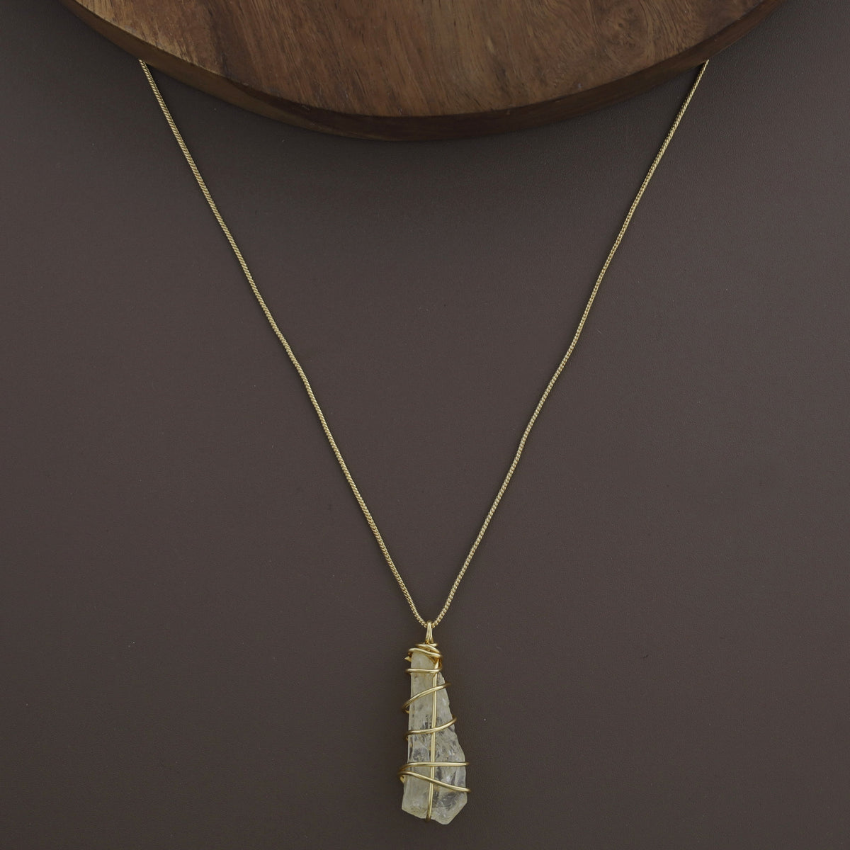 Collar de piedra teñida unida