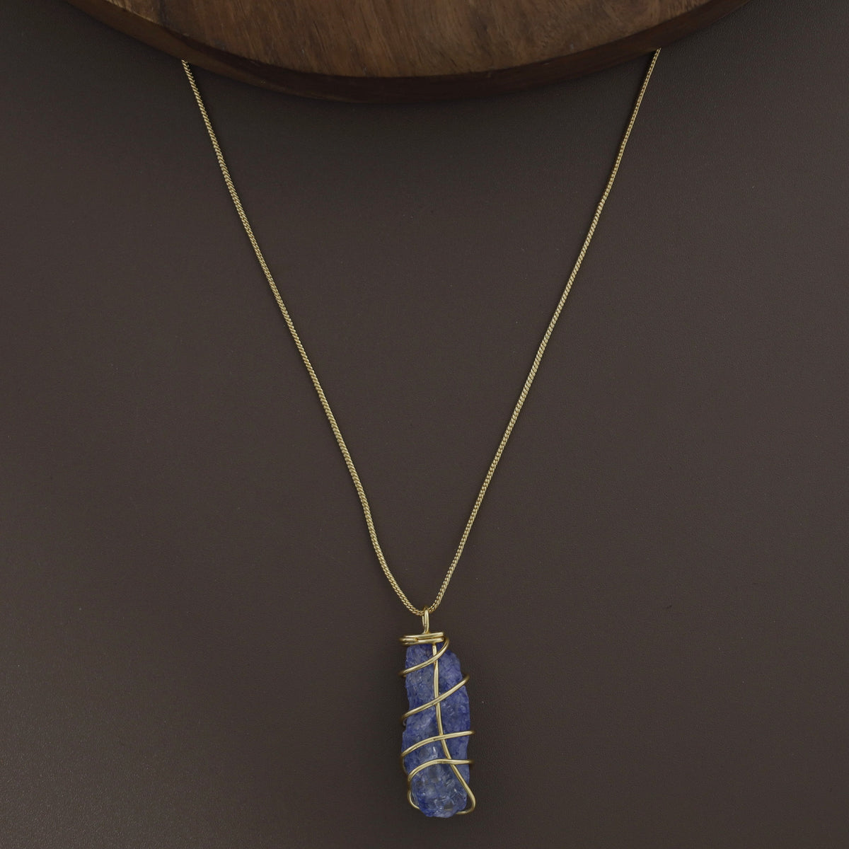 Collar de piedra teñida unida
