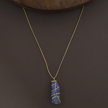 Collar de piedra teñida unida