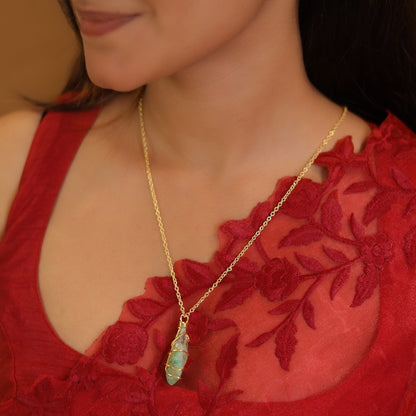 Collar de piedra teñida unida